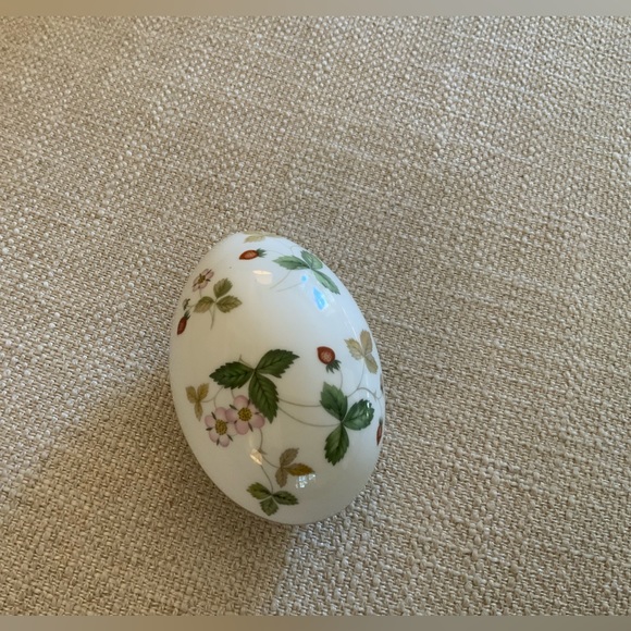 Wedgwood Other - Wedgwood Wild strawberry trinket box, egg-shaped